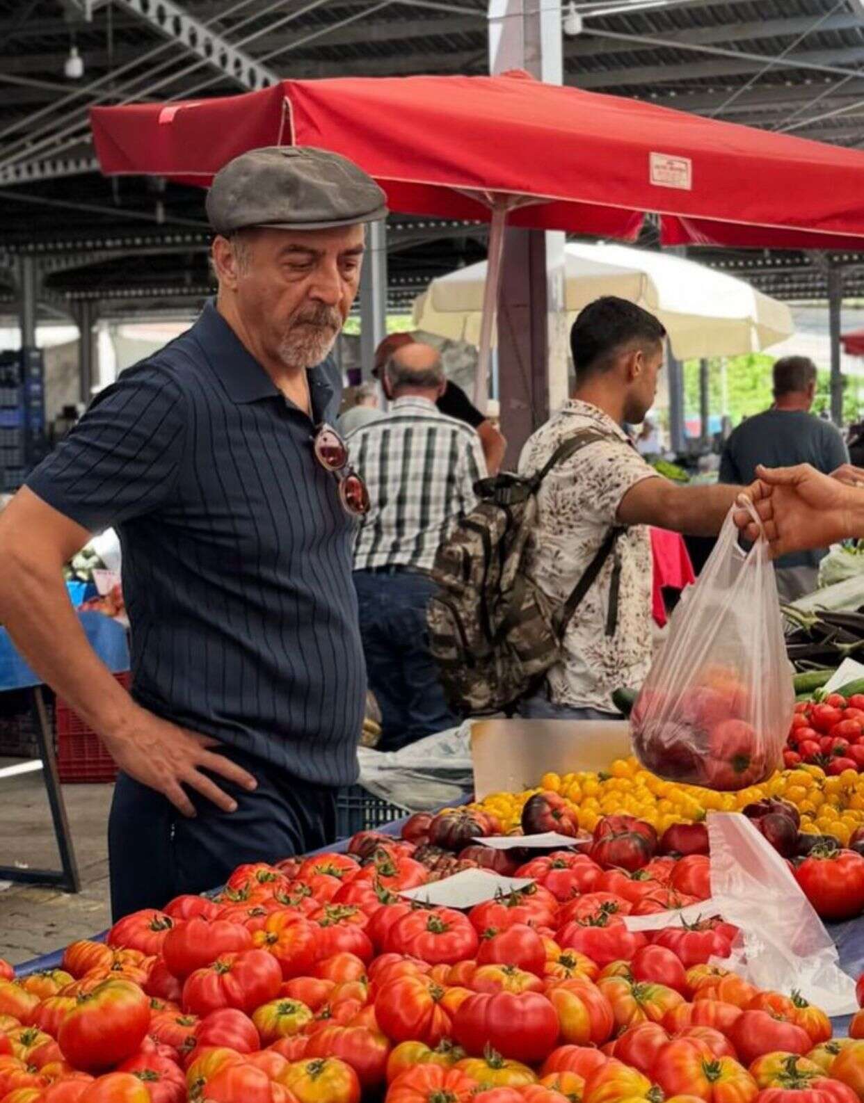 Yılmaz Erdoğan Köyceğiz Pazarında Görüntülendi Ünlü Sanatçı Tezgâh Tezgâh Sebze Seçti 2